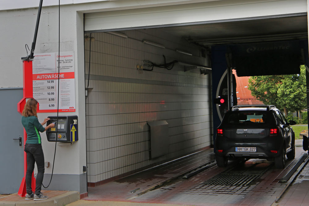 Die im Laden gekaufte Karte einstecken