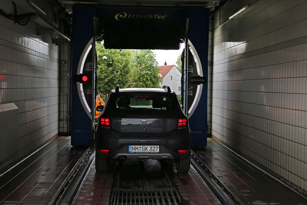 Mittig in die Waschanlage fahren, bis der der grüne Pfeil ein roter Punkt wird